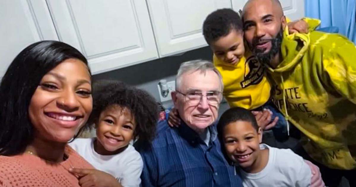 Une famille adopte leur voisin seule de 82 ans : il en font le nouveau grand-père