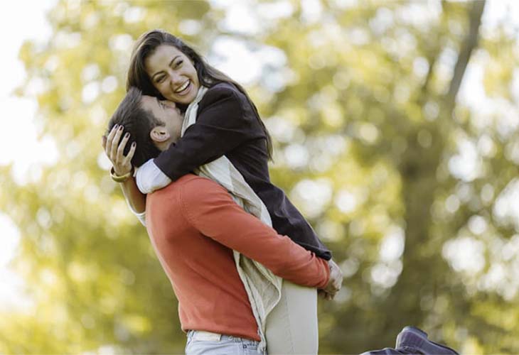 Un-couple-joyeux-sembrassant-dehors-dans-la-nature