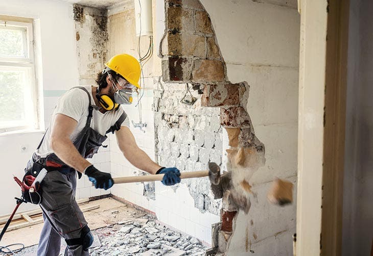 Artisan réalisant des travaux dans une maison. source : spm