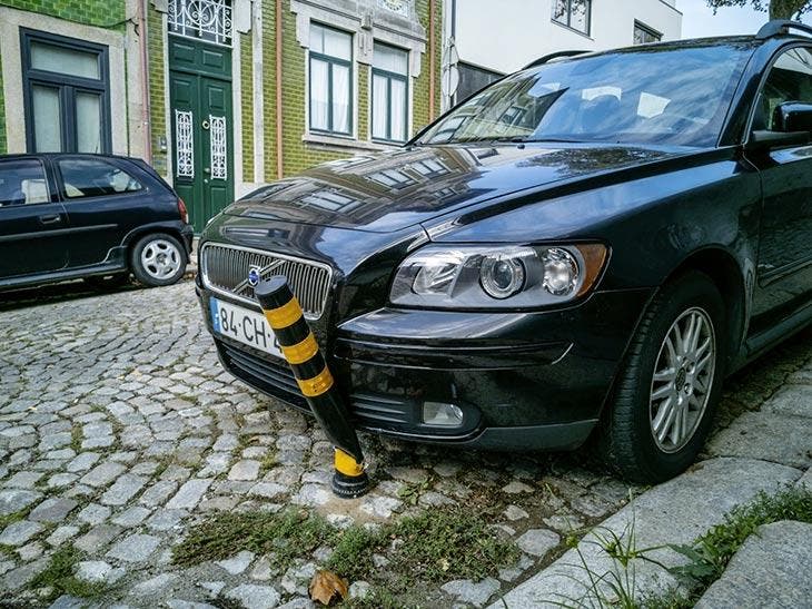 Automobiliste n’ayant pas respecté une borne anti- stationnement