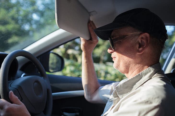 Baisser la visière de la voiture 