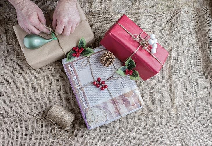 Cadeau emballé avec du papier journal