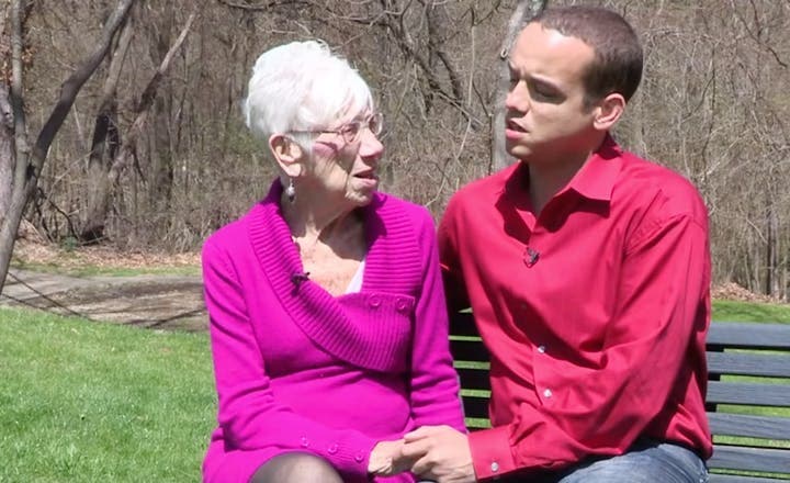 Cet homme de 31 ans est fier de présenter sa fiancée de 91 ans