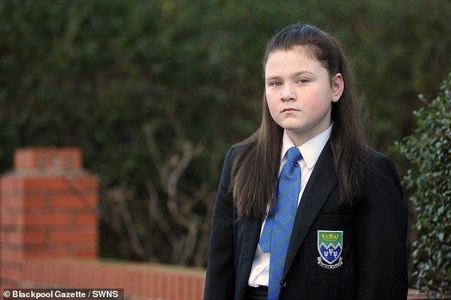 Cette petite fille aux cheveux roux est obligé de teindre ses cheveux en noir pour ne plus subir de harcèlement