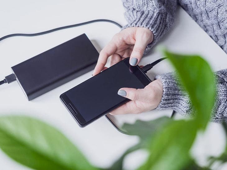 Charger son téléphone avec une batterie portable - source : spm