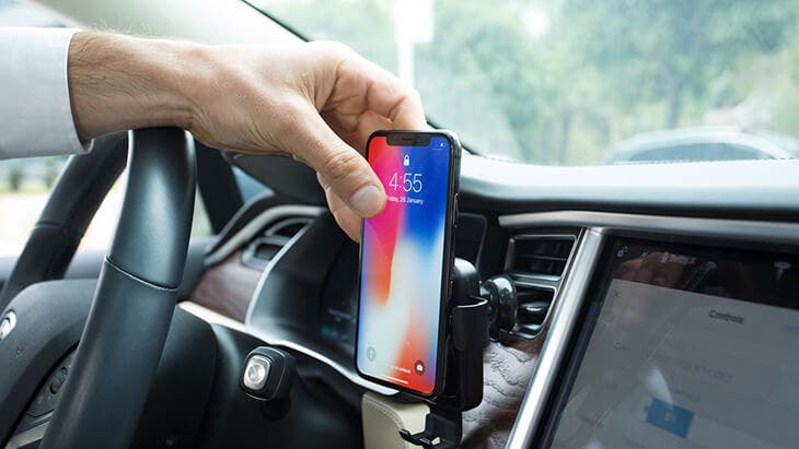 Charger son téléphone dans une voiture 