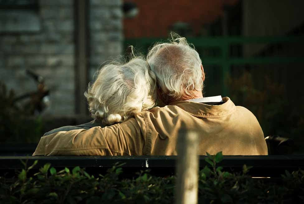 Couple de personnes âgées