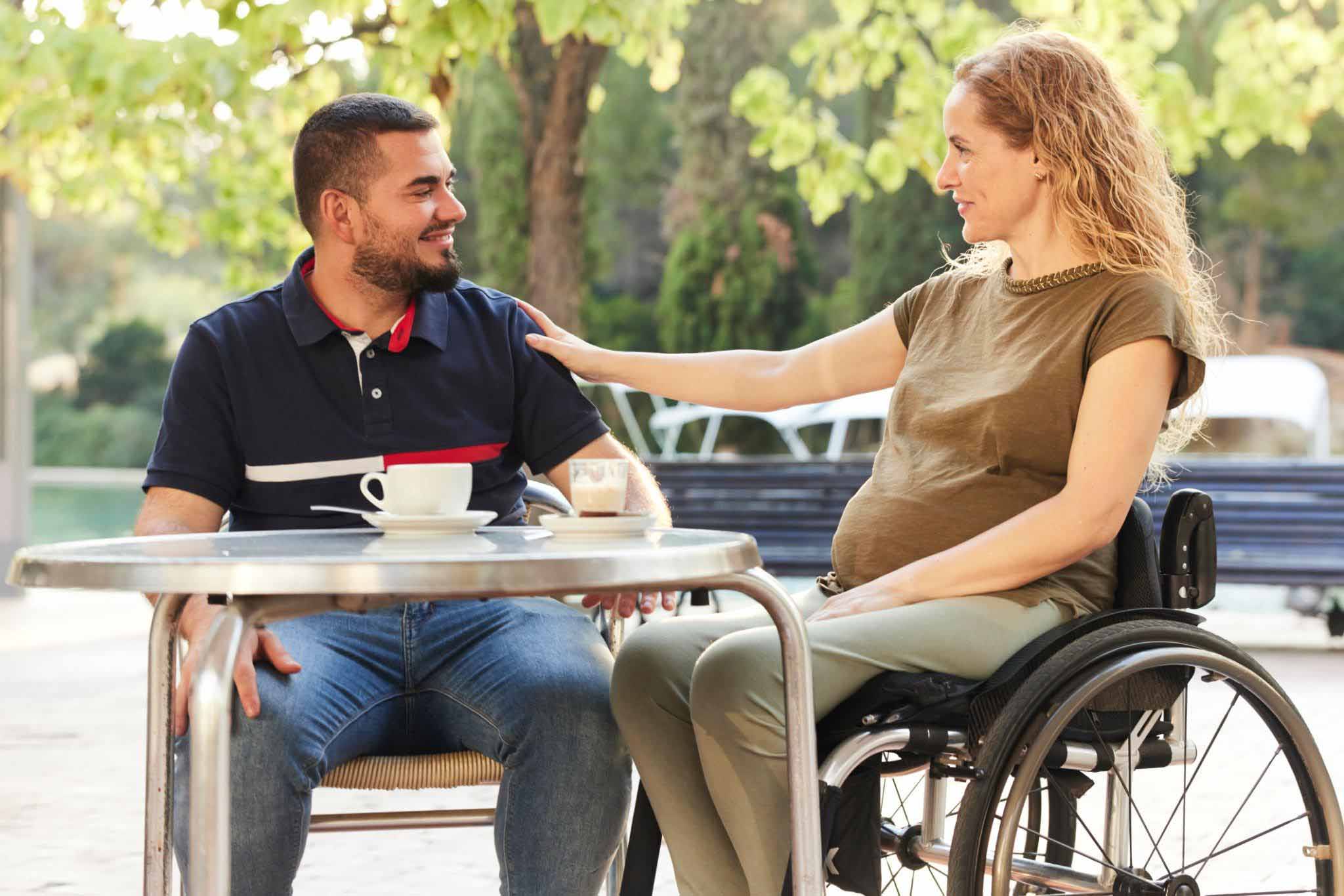 Couple dégustant un café ensemble