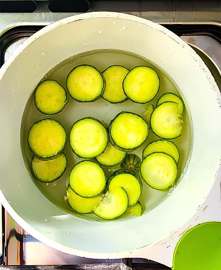 Cuisson des courgettes dans une casserole