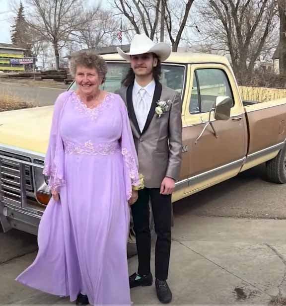 Dakota et son arrière-grand-mère Madeleine dans leurs beaux costumes