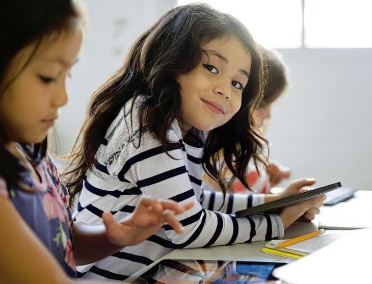 Des enfants étudient en classe