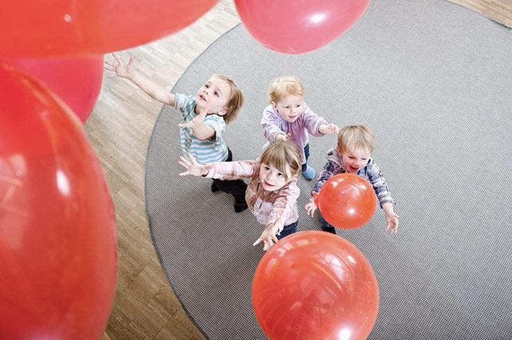 Des enfants qui jouent avec des ballons