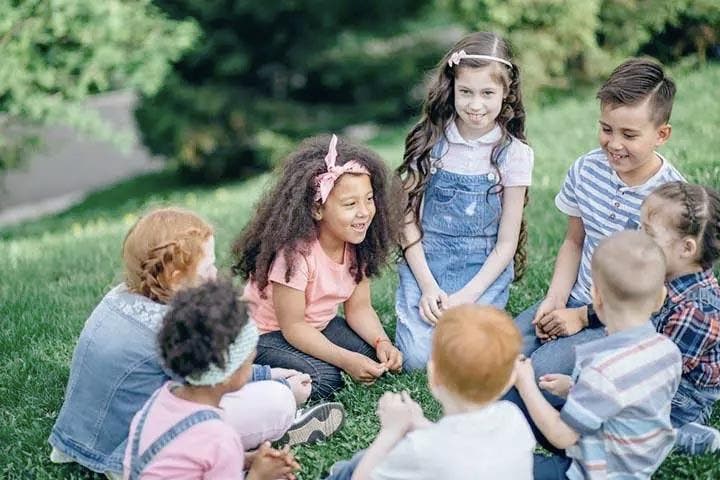 Des enfants réunis dans un jardin