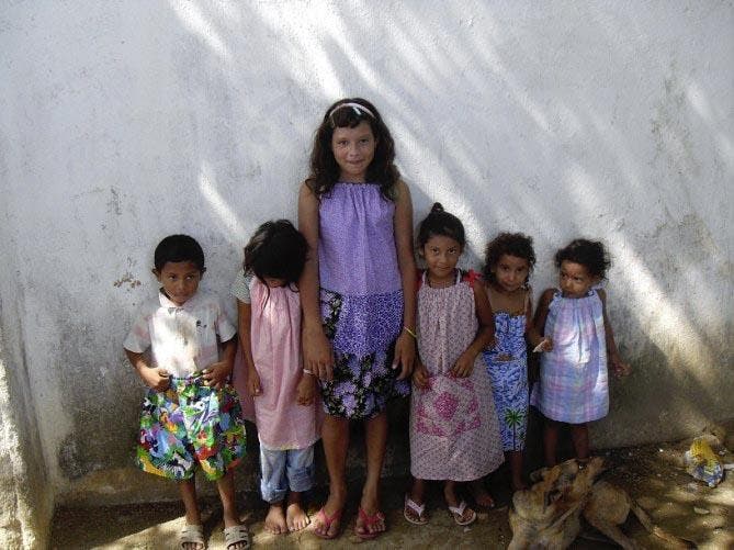 Des petites fille portant les créations de Lillian Weber