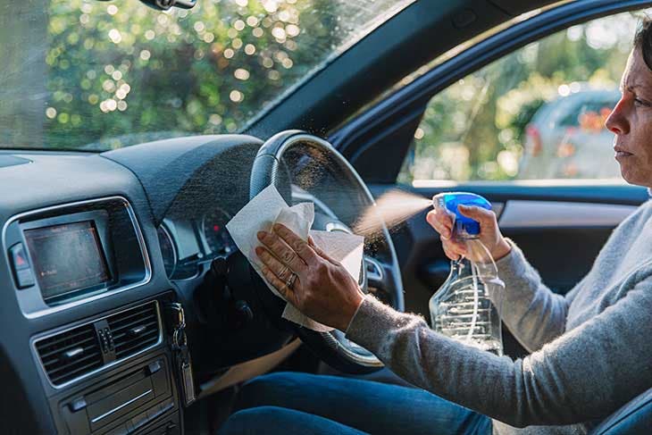 Désinfecter le volant de la voiture