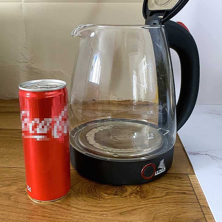 Détartrage de la bouilloire avec du Coca