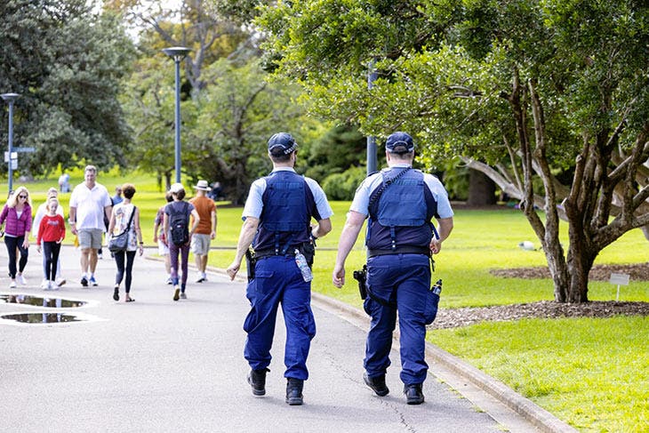 Deux policiers en train de marcher 