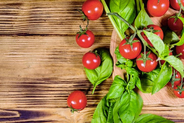 Du basilic et des tomates sur une table