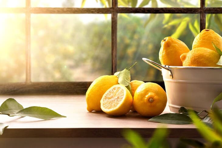 Du citron sur une surface de cuisine 