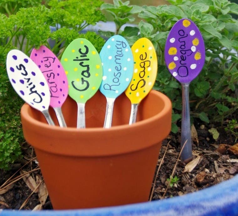 Elle plante des fourchettes dans son jardin pour une raison géniale