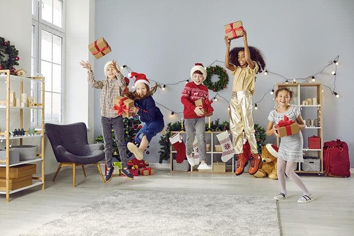 Enfants qui profitent de Noël