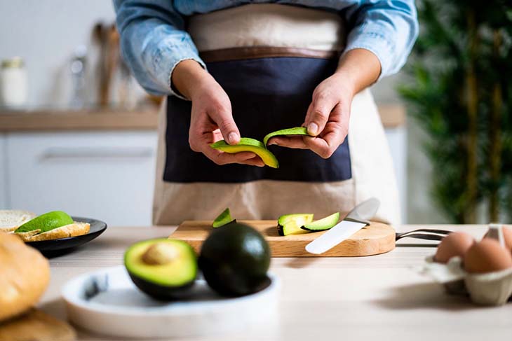 Éplucher un avocat 