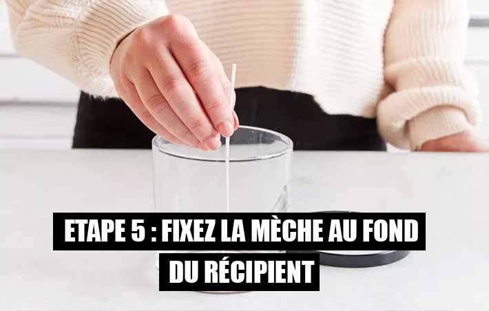 Etape 5 Fixez la mèche au fond du récipient