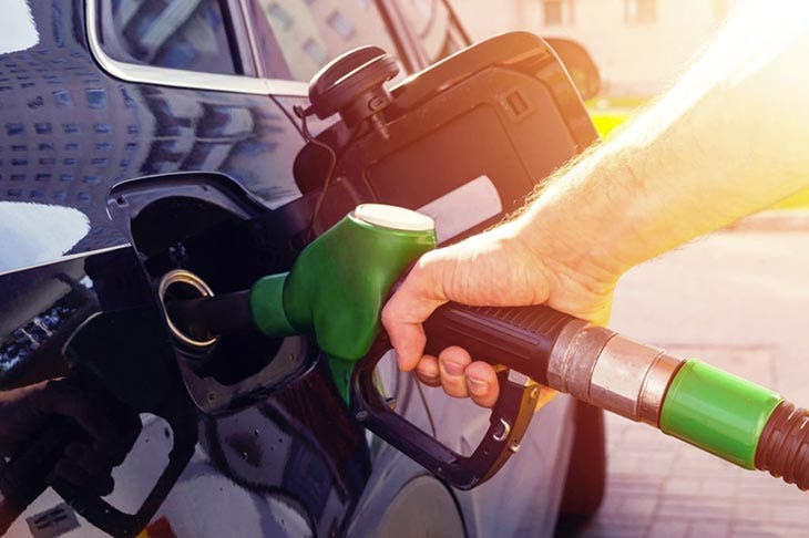 Faire le plein carburant à la station-essence