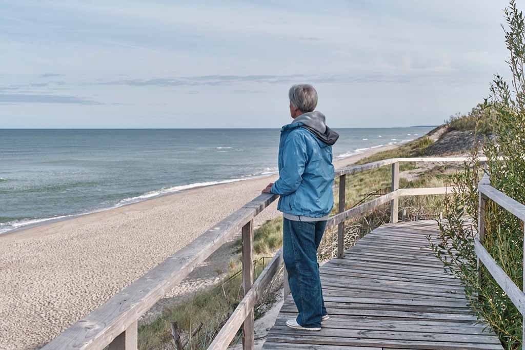 Femme âgée à la plage