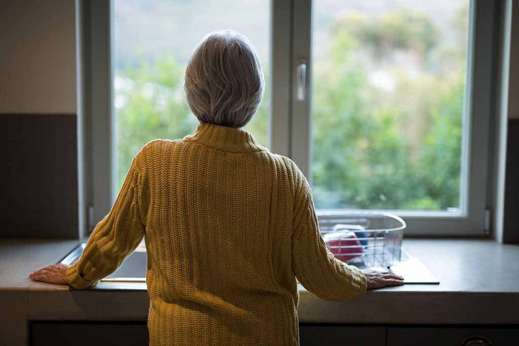 Femme âgée vue de derrière