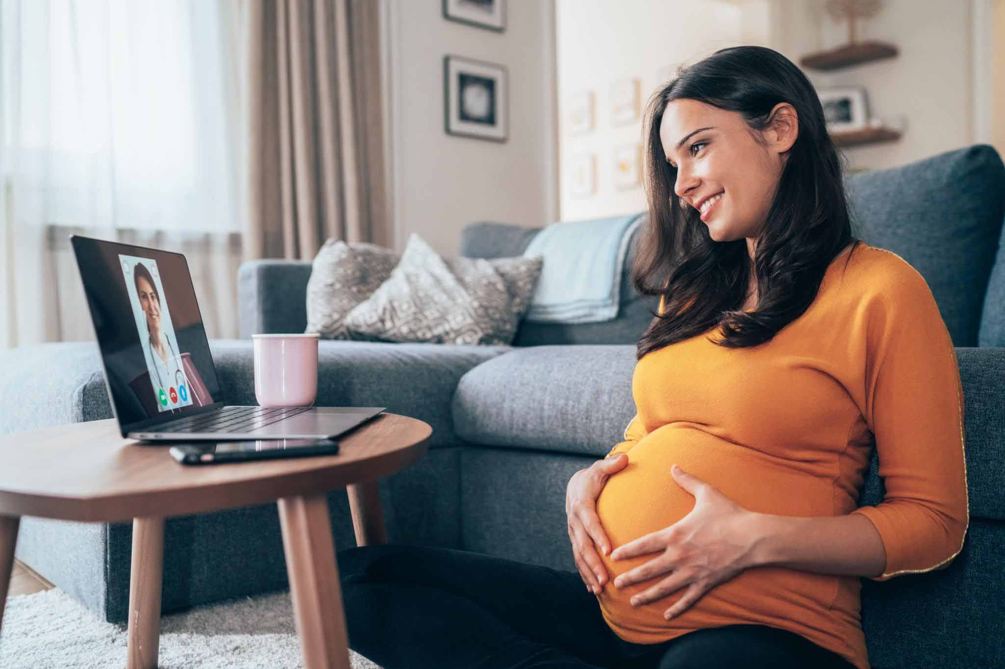 Femme enceinte en vidéo call avec son amie