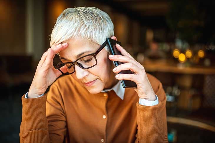 Femme parle au téléphone