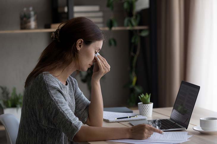 Femme stressée par le travail