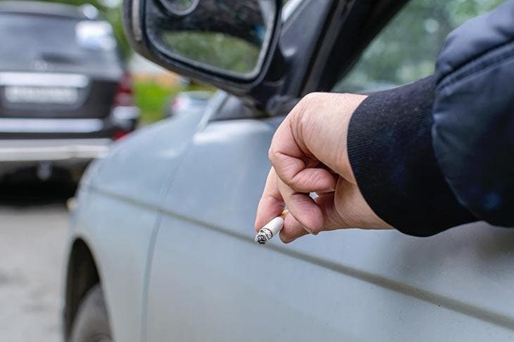 Fumer une cigarette en conduisant