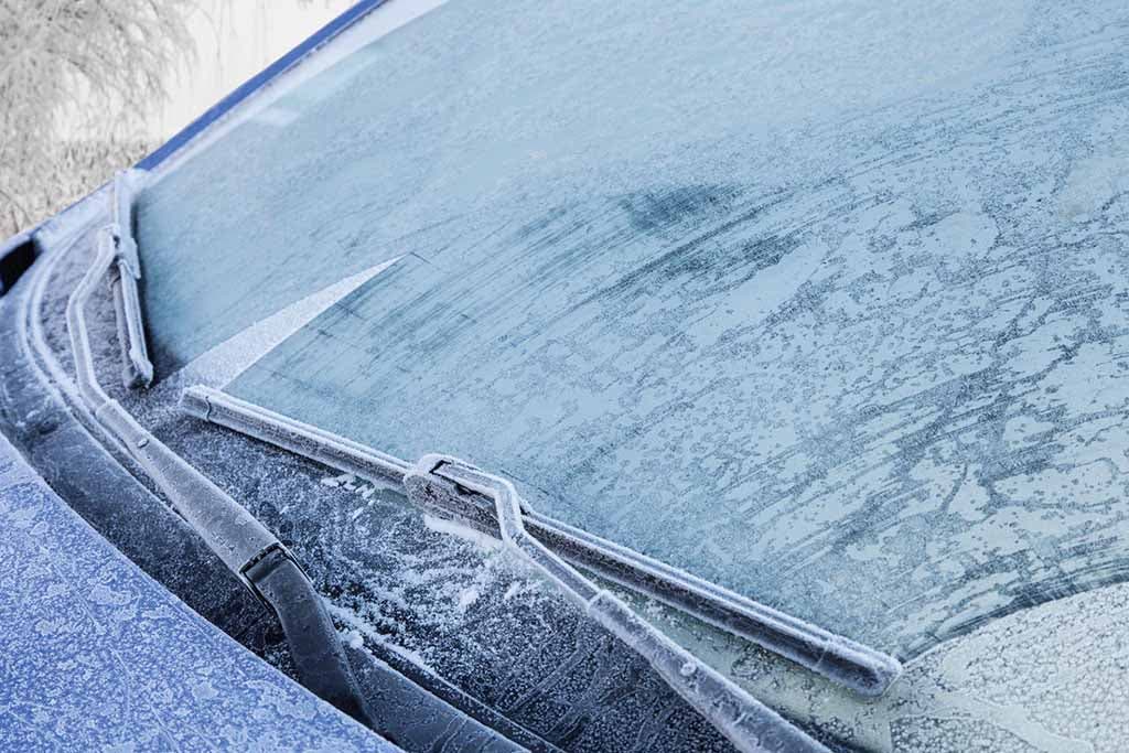 Givre sur le pare-brise de la voiture