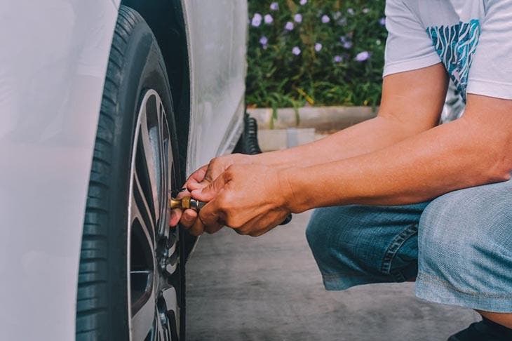 Gonfler les pneus de sa voiture