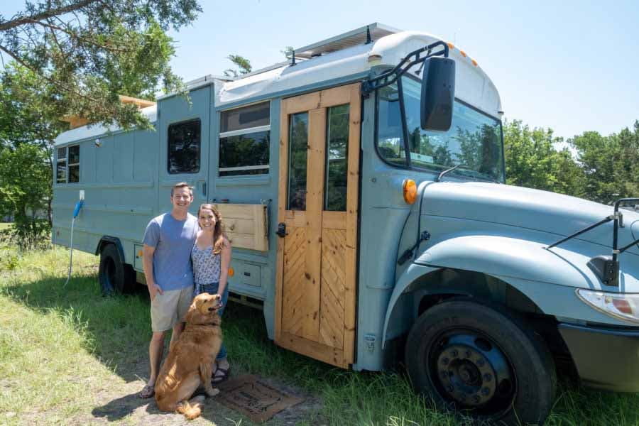 Hannah et Danny avec leur chien devant leur maison