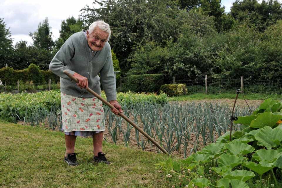 Hélène Gesret fait du jardinage