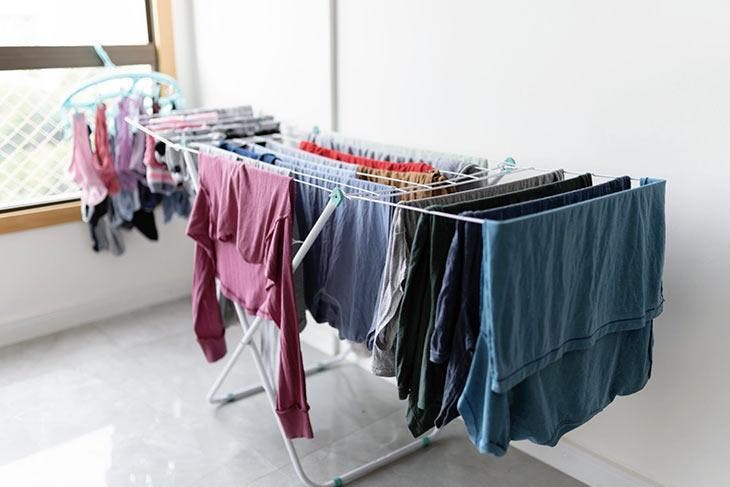 Il faut éviter d’étendre le linge à l’intérieur de la maison. source : spm