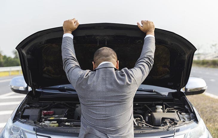 Inspecter le capot avant de démarrer la voiture