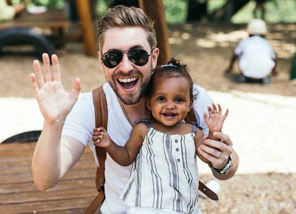 Jamie Perkins et sa fille Ava au parc