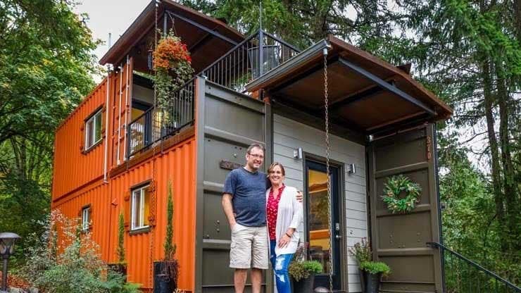 Jamie et Dave debout devant leur maison