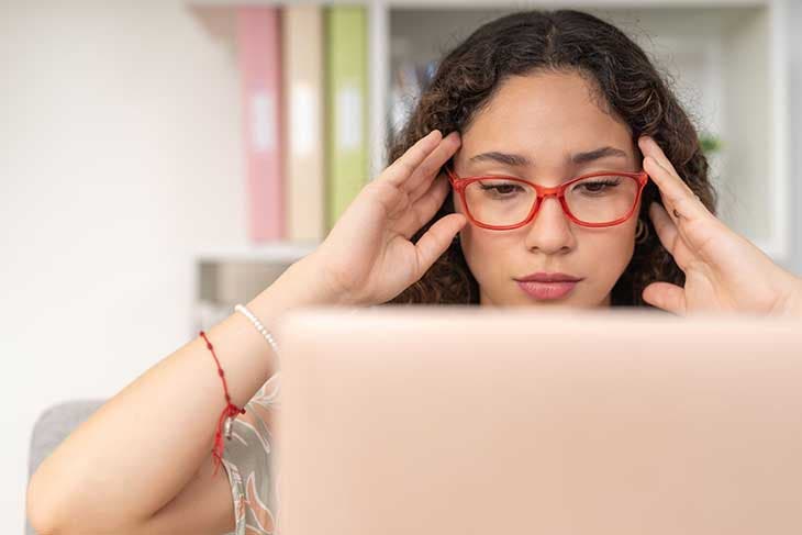 Jeune femme concentrée