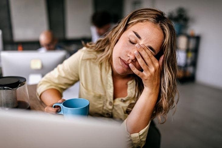 Jeune femme stressée