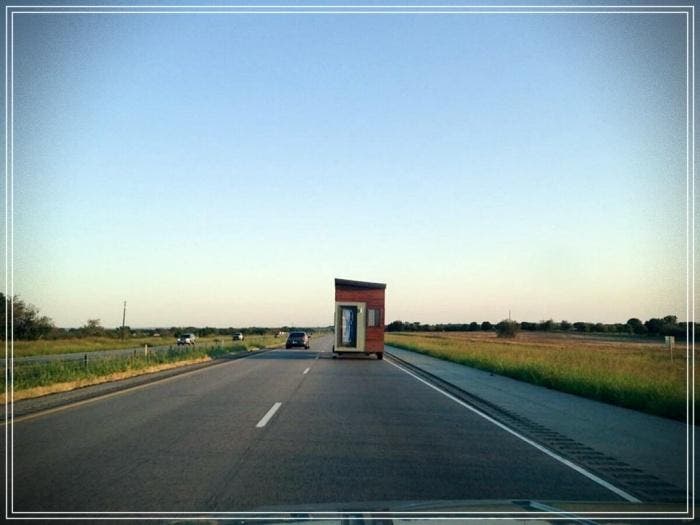 La cabane sur roues se déplaçant sur la route