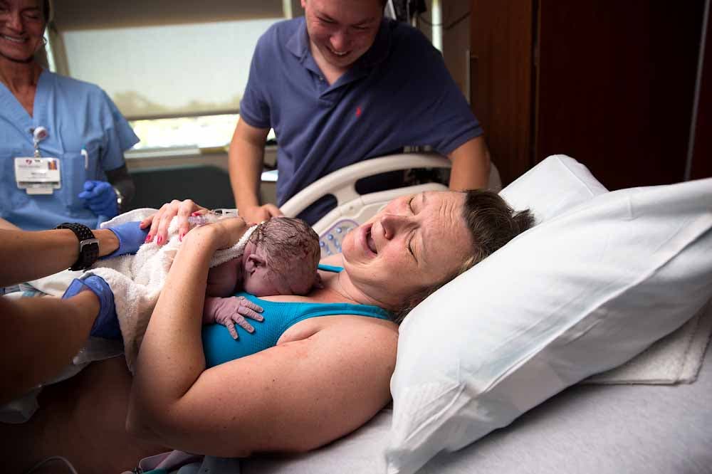 La maman avec son bébé sur la poitrine