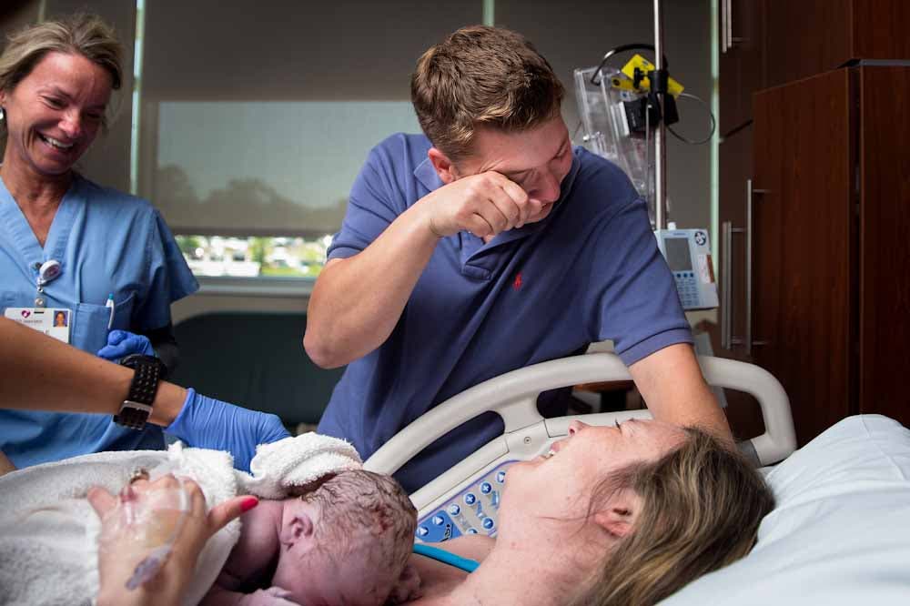 La maman et le papa pleurent de joie