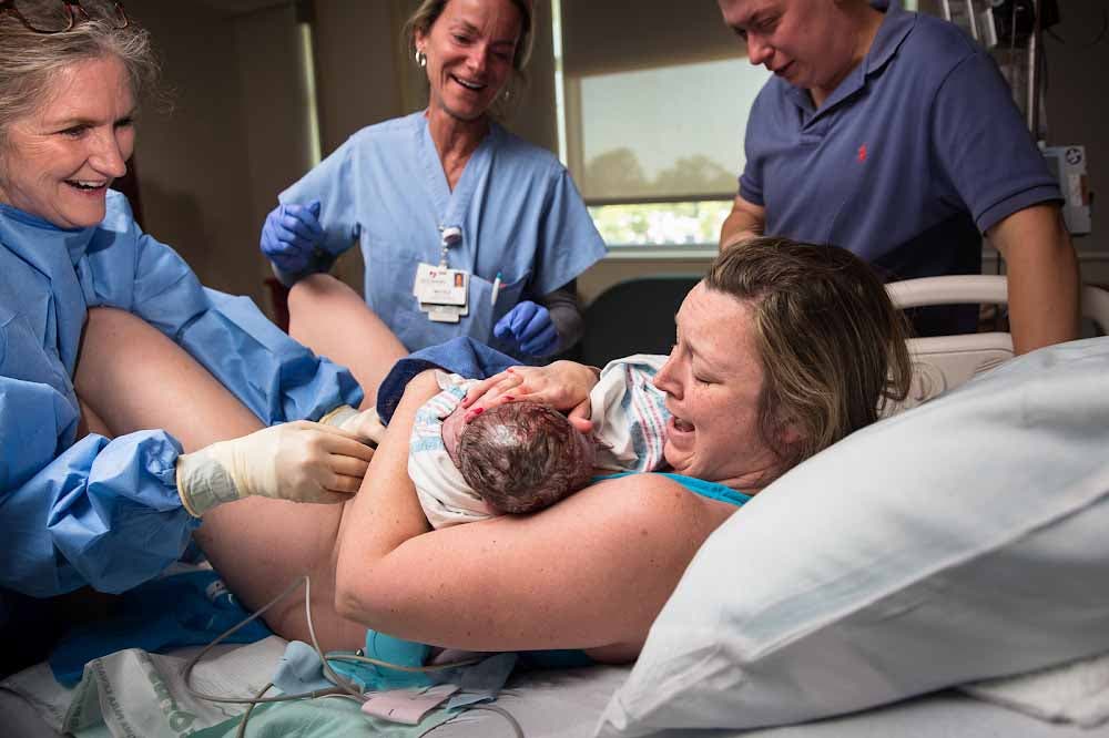 La maman serre son petit garçon dans ses bras