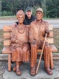 La ressemblance est frappante entre les statues et les parents du sculpteur