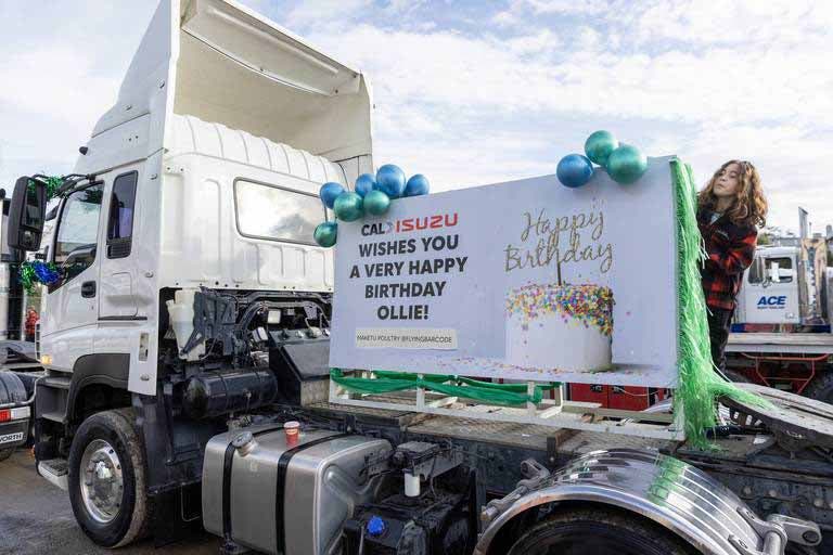 Le convoi de camions pour l’anniversaire d’Oliver